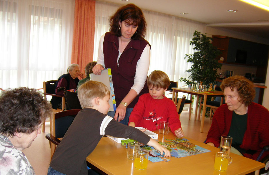 Spielenachmittag mit Enkeln im Haus am Schlossgarten